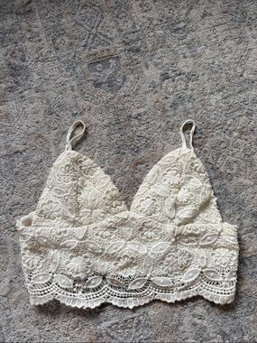 Forever 21 Cream Lace Cropped Bralette